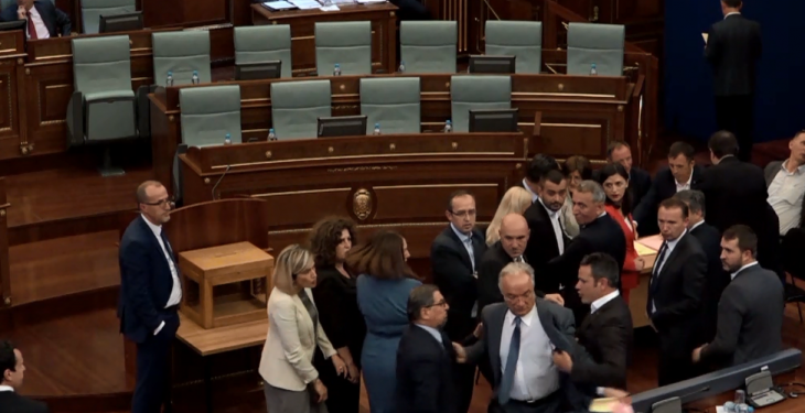 SHERR NË KUVENDIN E KOSOVËS/ Deputeti i VV: Më sulmuan fizikisht në korridor dy kolegë të LDK