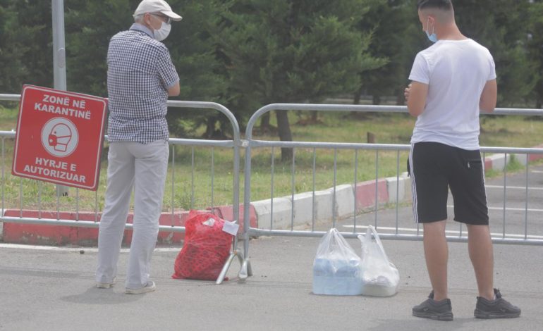 TEK SPITALI INFEKTIV/ Jashtë rrethimit të sigurisë, me ndërresa, ushqime dhe ujë, ja si presin të afërmit e pacientëve të shtruar (FOTOT)