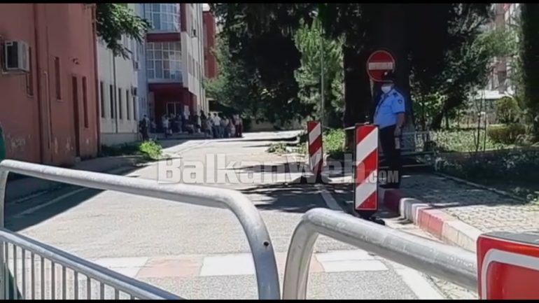KORONAVIRUSI/ Studentët e mjekësisë në “zonë rreziku” ndaj COVID-19, hyjnë brenda rrethimit të karantinës për të dhënë provimet