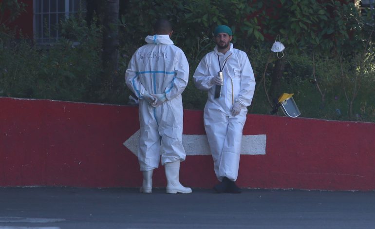 NJË MOMENT PAUZE PAS LODHJES/ Erjoni dhe Bledi, dy infermierët e Infektivit jashtë mureve të spitalit për t’u qetësuar pak minuta (FOTOT)