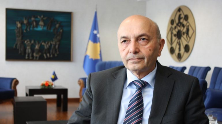 PREJ 17 DITËSH I INFEKTUAR ME COVID-19/ Isa Mustafa: Sëmundje atipike, s’ka rregulla e standarde shërimi. Të ndajmë edhe…