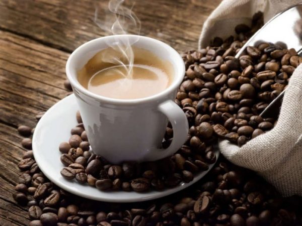 VUANI NGA TENSIONI I LARTË I GJAKUT? Mësoni deri në sa kafe mund të pini në ditë
