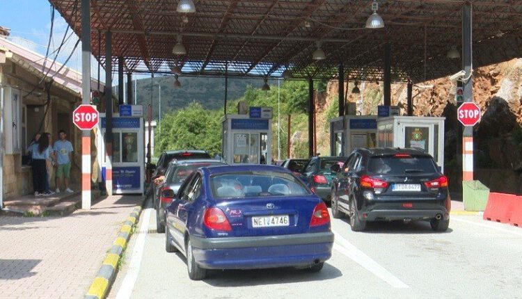 GREQIA NUK LEJON KALIMIN E TURISTËVE TRANZIT/ Qytetarja: Është shumë nxehtë, jemi… (VIDEO)