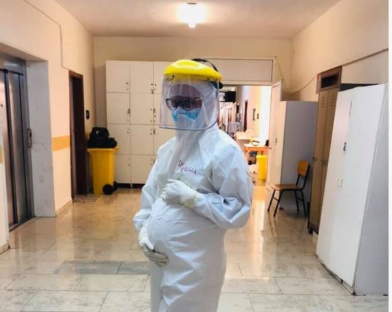 EMOCIONUESE/ DOKTORESHA shtatzënë publikon foton nga Infektivi, dhe shkruan: Sepse ne punojmë bashkë këtu