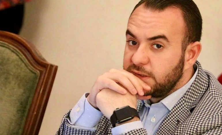 FLET NË EMËR TË DEMOKRATËVE/ Klevis Balliu: PD s’ka vend për ata që e shohin partinë për ta mjelur. S’ia kemi borxh