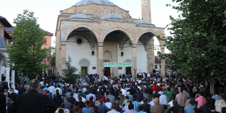 COVID-19 KUFIZON FESTIMET PËR BAJRAMIN/ Nuk do të lejohen më shumë se 50 persona brenda xhamisë