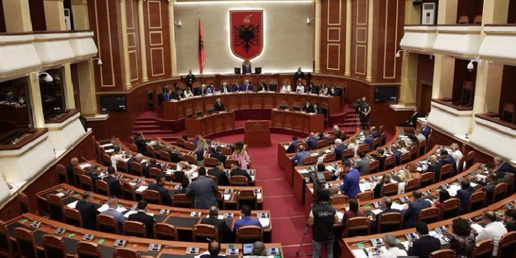 SOT MBYLLET SESIONI PARLAMENTAR/ Kuvendi kalon ndryshimet Kushtetuese, rikthehet në shtator