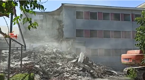U DËMTUA RËNDË NGA TËRMETI/ Shembet spitali i Laçit. Shihni momentin kur ndërhyn fadroma (VIDEO)