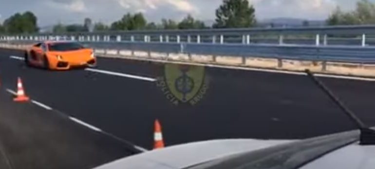 SI NË FILMA/ Lamborghini portokalli “fluturon” në bypass-in Fier-Vlorë. Kapet me 236 km/h (VIDEO)