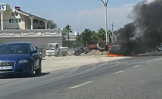 MAKINA PËRSHIHET NGA FLAKËT/ Pamjet nga autostrada Lezhë-Kurbin (VIDEO)