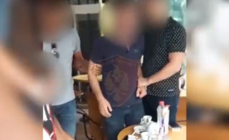 NDODH EDHE KJO/ Prodhonin ilaçe që të shëronin nga COVID-19. Shisnin nëpermjet “Facebook”, ja çfarë ndodhi me mjekun popullor