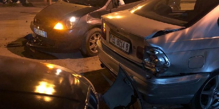 ME SHPEJTËSI SKËTERRË/ Makina përplas tre mjete të tjera dhe plagos 2 persona në qytetin e Elbasanit