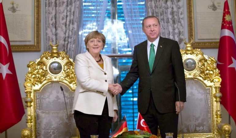 KONFLIKTI NË KUFIRIN DETAR/ Si e shmangi Angela Merkel luftën Turqi-Greqi