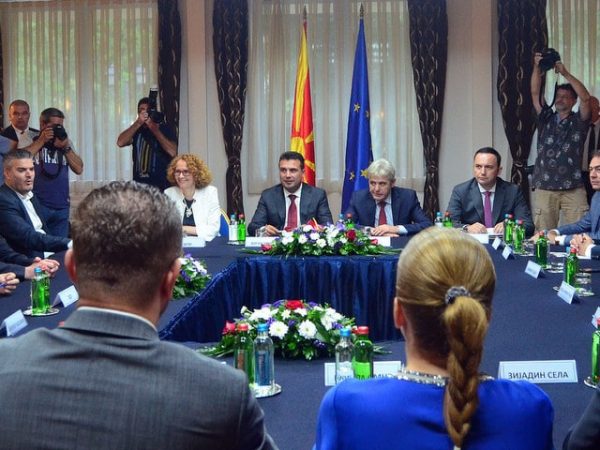 QEVERIA E RE NË MAQEDONINË E VERIUT/ Partitë në bisedime “të fshehta”, VMRO-DPMNE nis tentativat për koalicion, LSDM pret gushtin