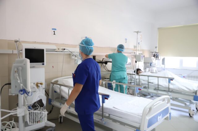 “MOMENTI MË I VËSHTIRË ËSHTË…”/ Rrëfimi prekës, infermierja e spitalit COVID-2: Ndonjëherë shpresa e vetme e pacientëve jemi ne