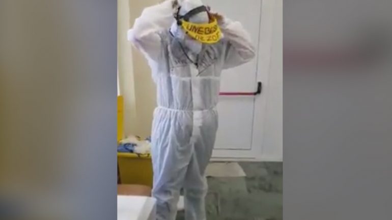 “MU ZBARDHËN FLOKËT…”/ Mjekja e Infektivit poston videon prekëse teksa heq veshjen mjekësore pas punës