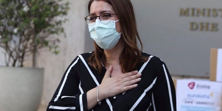“TË RIKTHEJMË TRADITËN E VJETËR PËR TË…”/ Manastirliu apel qytetarëve për të evituar shtrëngimin e duarve: Të kufizojmë përhapjen e virusit