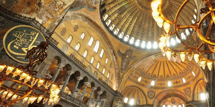 GREQIA MBAN ZI PËR SHËN SOFINË/ Në Selanik digjet flamuri turk
