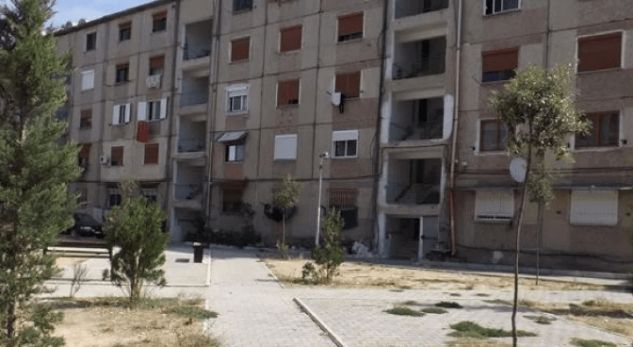 E RËNDË NË PATOS/ 47-vjeçari hyn në shtëpinë e ish-gruas dhe e hedh nga kati i 2