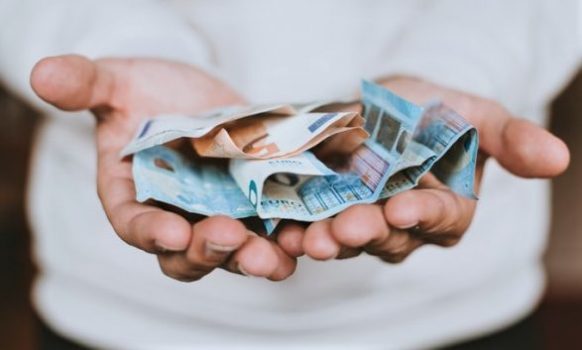 PARASHIKIMI I ERRËT I COVID/ Të ardhurat për frymë të çdo shqiptari pritet të ulen me 270 euro