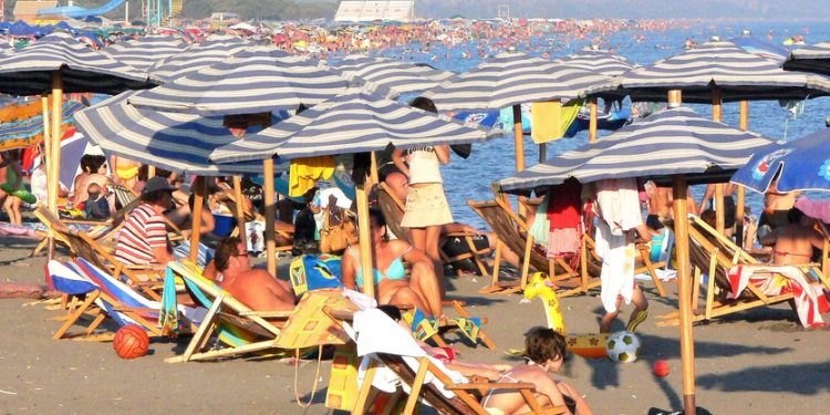 FUNDJAVA/ Shqiptarët e Kosovës nuk e “tradhtojnë” plazhin e Durrësit