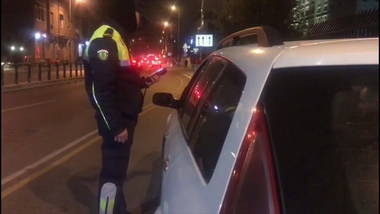 GARA SHPEJTËSIE NË AUTOSTRADËN TIRANË-DURRËS/ Kapet i riu nga policia pas ndjekjes. Hiqen 15 patenta brenda natës