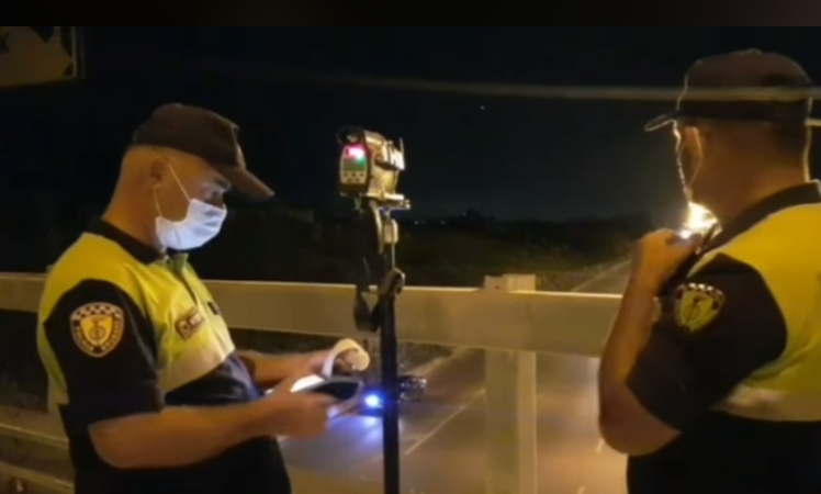 NË 4 ORË 9 PATENTA TË PEZULLUARA/ Për shpejtësi dhe 12 gjoba, Policia Rrugore kontrolle gjatë natës: Drejtimi i mjetit në këtë mënyrë, vrastar