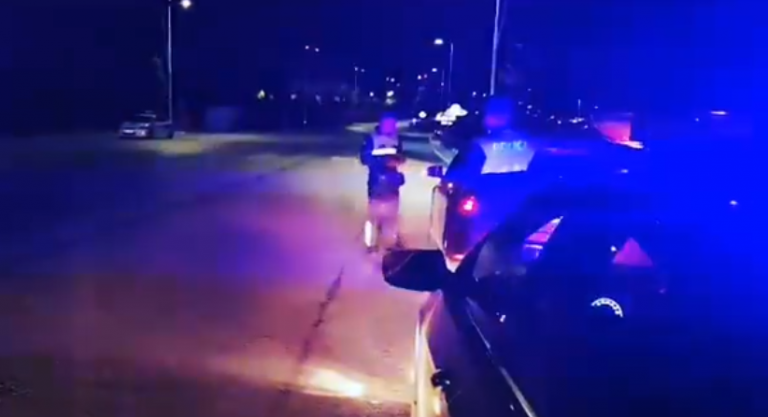 ME SHPEJTËSI “SKËTERË”/ 32-vjeçari me 168 km/h dhe 6 gjoba pa paguar nuk i ndalon policisë por… (VIDEO)