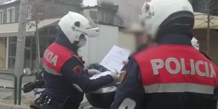 TENTOI TË KORRUPTONTE POLICIN/ E pëson keq 58-vjeçari në Fier