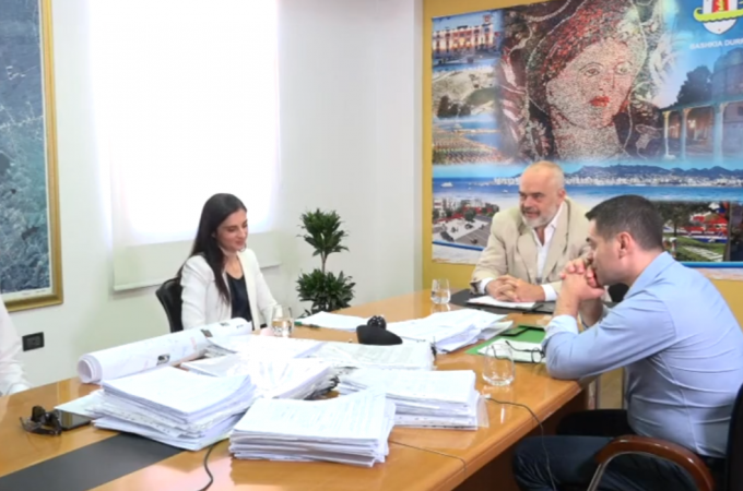 NIS DHËNIA E GRANATEVE NË DURRËS NGA TËRMETI/ Rama tregon episodin me kryetaren Sako: Herë me zë të moderuar, herë me volum të ngritur më ka mua në vesh