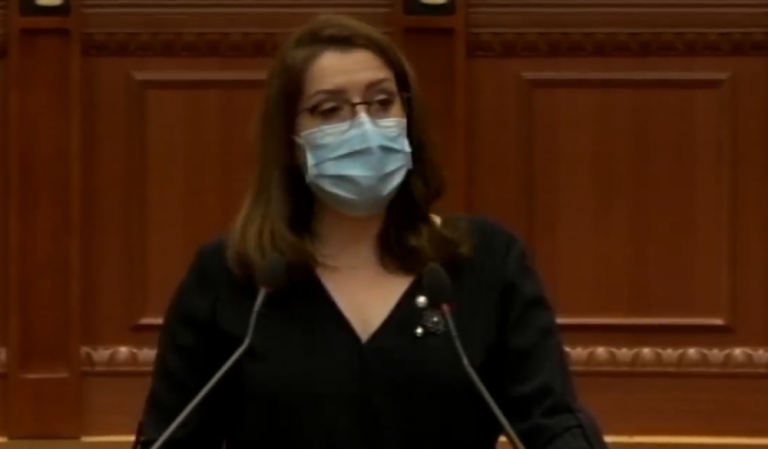 AKTI NORMATIV PËR MASKËN/ Manastirliu kritikon deputetët: Disa nga ju nuk e kanë vendosur, s’jeni shembull. Shumë shpejt ezaurohen kapacitetet e COVID- 1 dhe 2