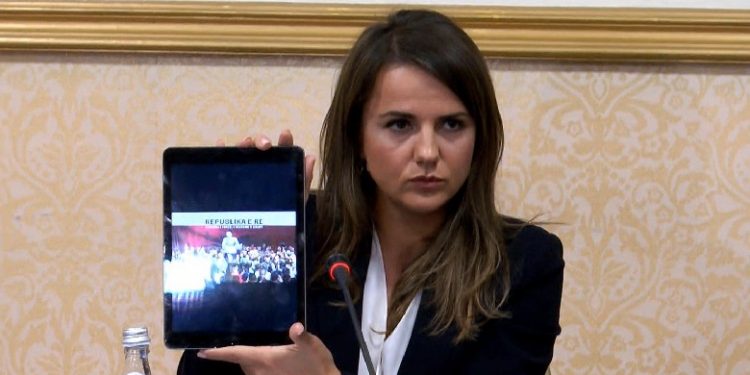 “GËNJEU SHQIPTARËT PËR LISTAT E HAPURA”/ Rudina Hajdari publikon VIDEON e Bashës: Shikojeni, shikojeni, shikojeni