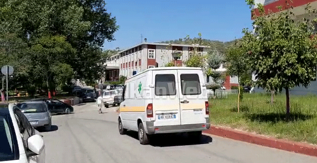 SHPËRTHIMI I FUQISHËM NË METARLUGJINË E ELBASANIT/ Ambulancat transportojnë të sëmurët, ja çfarë po ndodh para spitalit (VIDEO)