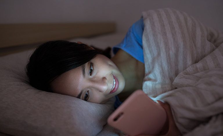 STUDIMI/ Shkencëtarët zbulojnë pasojat që mund të kenë të rinjtë që flenë vonë