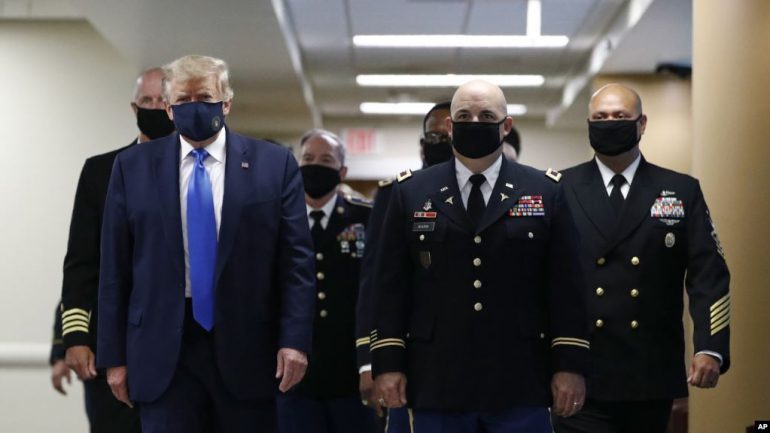FRIKA NGA KORONAVIRUSI/ Donald Trump shfaqet për herë të parë me maskë në publik