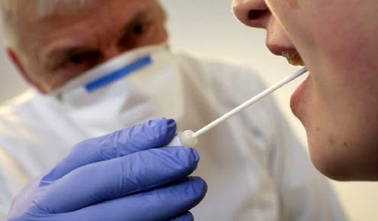 KORONAVIRUSI/ Kryheshin vetëm nga ISHP, tashmë tamponët për Covid-19 mund të bëhen edhe në QSUT