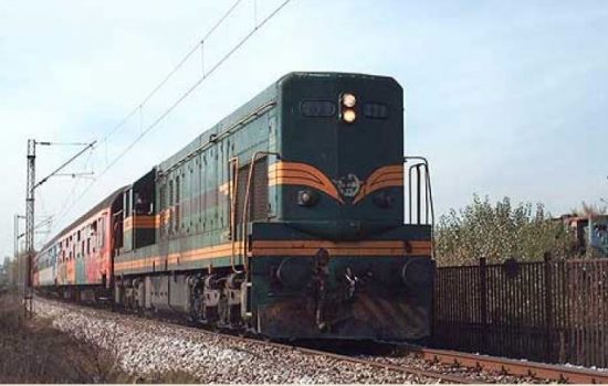 AKSIDENT I RËNDË/ Treni i linjës Durrës–Kashar përplaset me një makinë, kjo e fundit përfundon në kanal, por…