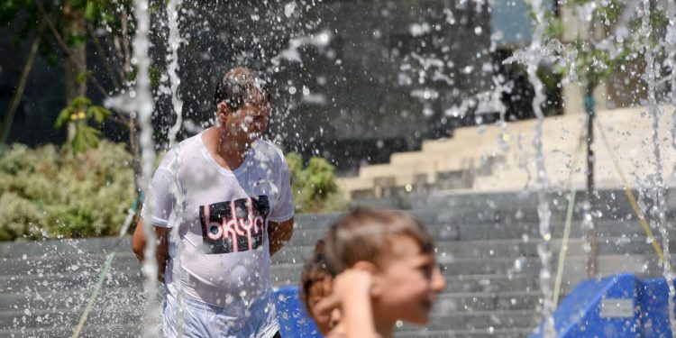 TEMPERATURA PËRVËLUESE/ Tre qytetet më të nxehta dhe parashikimi për nesër