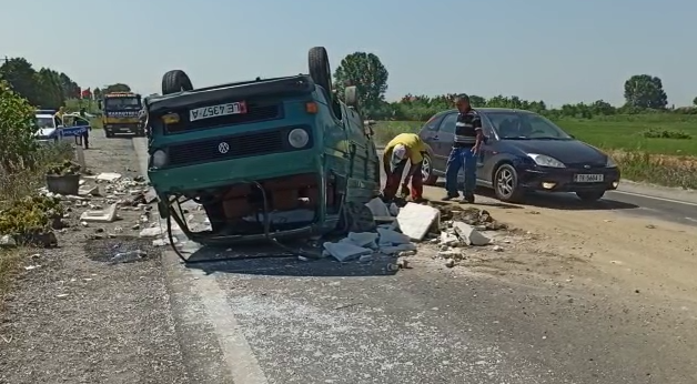 E RËNDË/ Kamionçina e Bashkisë së Lezhës përplaset me BMW-në, plagoset shoferi dhe dërgohet në spital