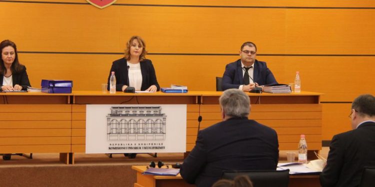 SHQIPTARËT I BESOJNË VETTINGUT/ 436 kallëzime për gjyqtarët dhe prokurorët