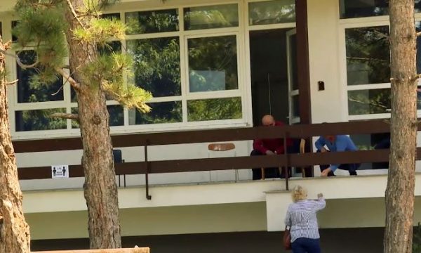 KORONAVIRUSI/ Shikoni si po i vizitojnë familjarët pacientët e prekur me COVID-19 në Kosovë (VIDEO)