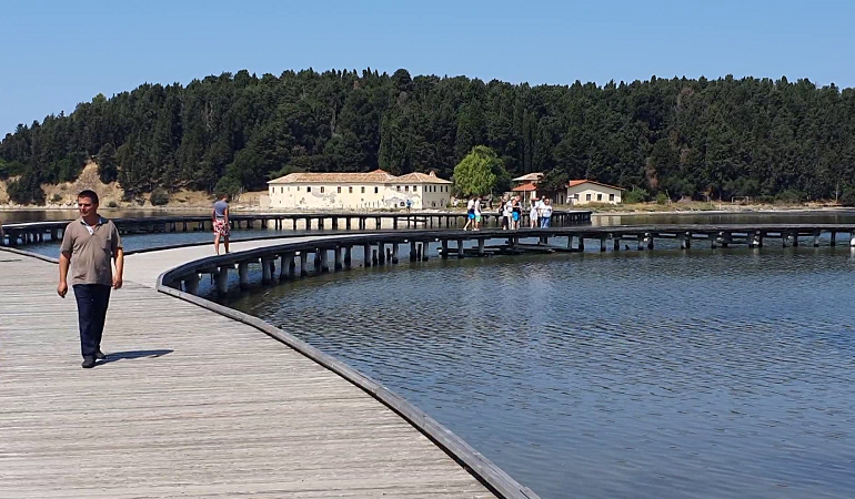 VËRNECI VIZITOHET ÇDO DITË/ Nuk mungojnë vizitorë të të gjitha besimeve