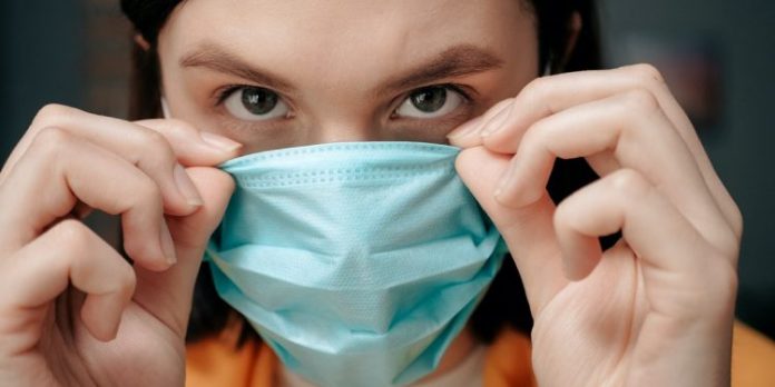 E NEVOJSHME PËR T’U MBROJTUR/ Gabimet që bëni në vendosjen e maskës