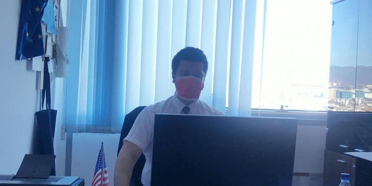 U INFEKTUA ME COVID/ Këngëtari i njohur shqiptar rrëfen si po e përjeton: S’ndiej asnjë shije dhe aromë, kam kollë…