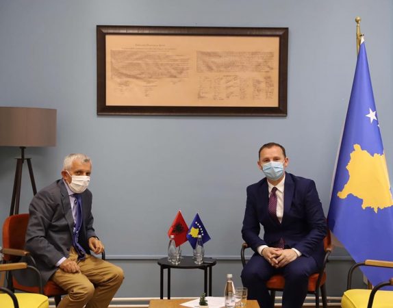 KORONAVIRUSI/ Kosova nuk do të kërkojë teste për COVID-19 për qytetarët shqiptarë