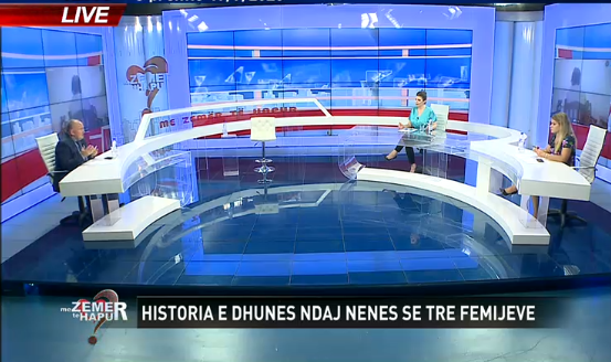 “DHUNOHEM ÇDO DITË E FLE NËPËR KOMSHINJ”/ Nëna e tre fëmijëve tregon 10 vitet e vuajtjes: Burri pi, fëmijët i shan e qëllon. Më ndihmoni