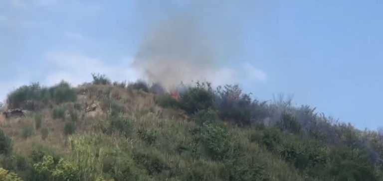DY VATRA ZJARRI NË FIER/ Era dhe terreni i vështirë favozirojnë përhapjen e flakëve. Zjarrfikësit nuk ndërhyjnë dot (VIDEO)