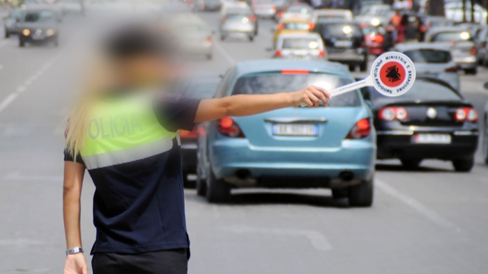 NDODH NË LEZHË/ E sinjalizoi se ka bërë parakalim të gabuar, shoferi del nga makina rreh efektiven e policisë (EMRI)