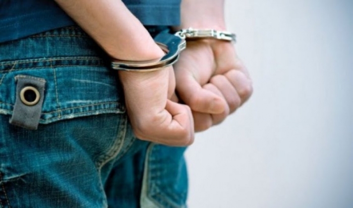 SHKOI T’I MERRTE FËMIJËN/ 50 vjeçari në Elbasan rreh ish-gruan para zyrtarëve të Përmbarimit, policia i vë prangat