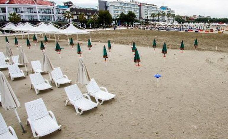 SHIFRAT ALARMANTE SOT/ 11 të infektuarit në Fier e morën virusin në plazhe dhe në dasma